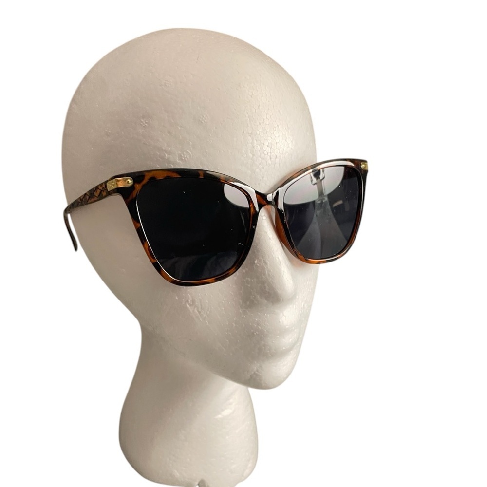 Brown Cat-Eye Fashion Sunglasses with Tortoiseshell Pattern and Case NWOT